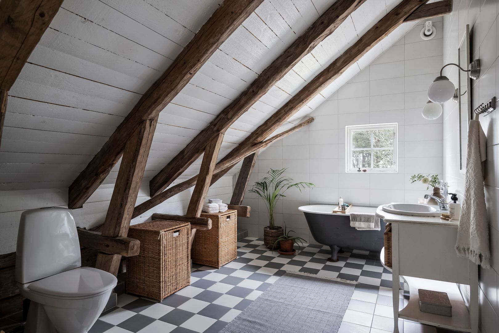 salle de bain à l salle de bain à l'ancienne maison en bois rénovée