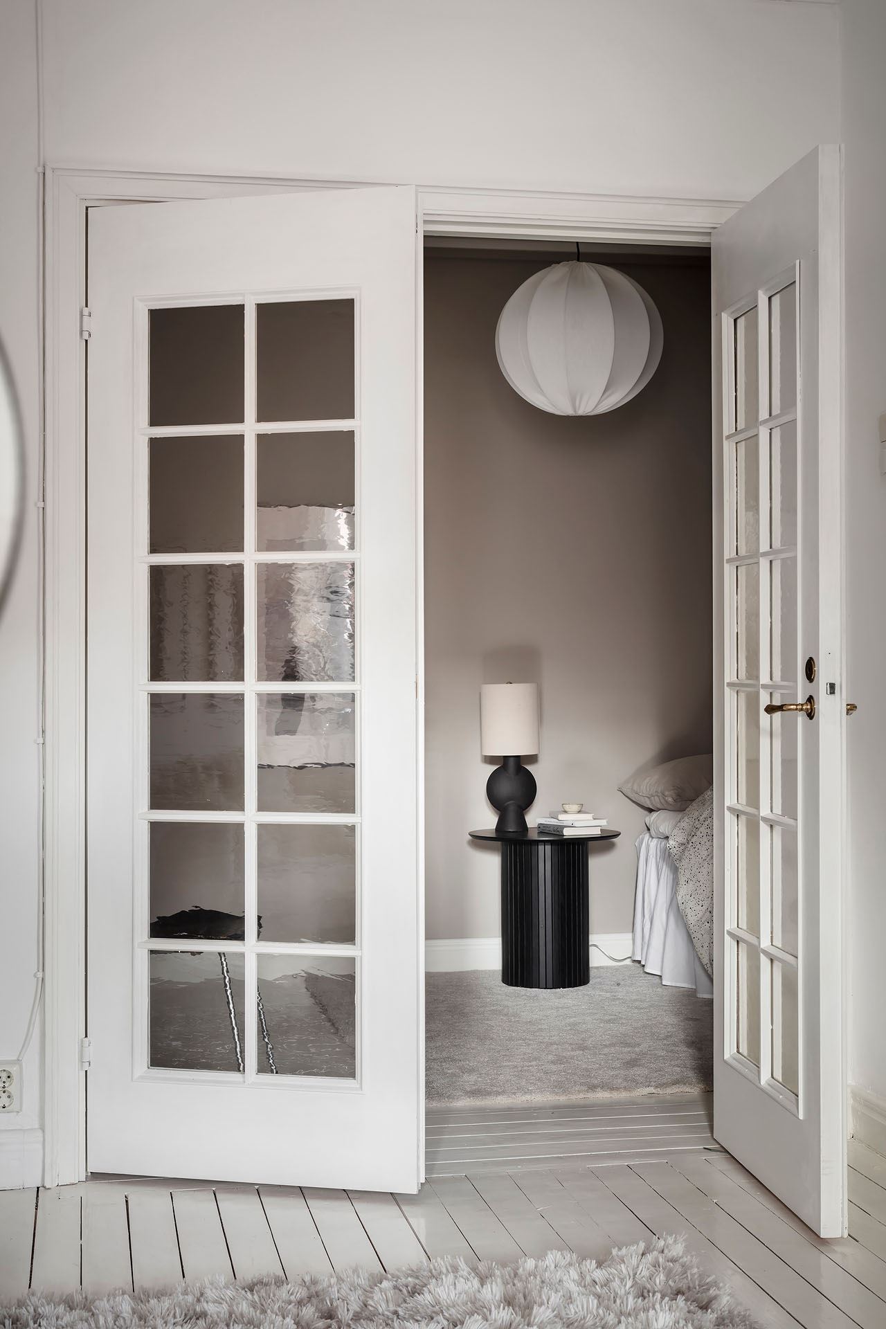 chambre avec portes vitrées