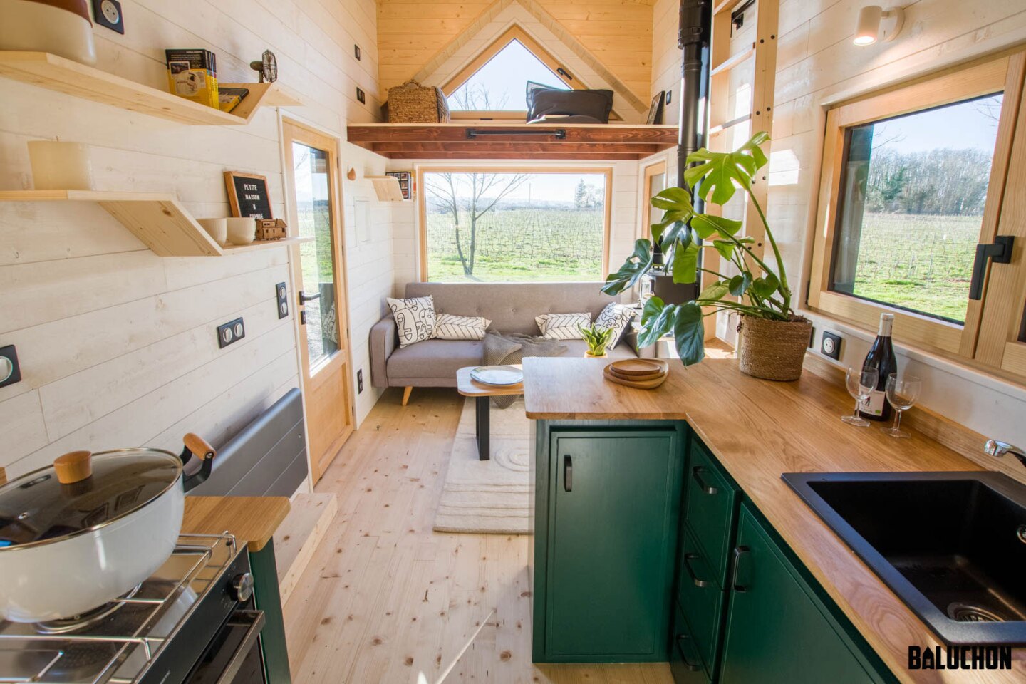 salon et cuisine tiny house Baluchon