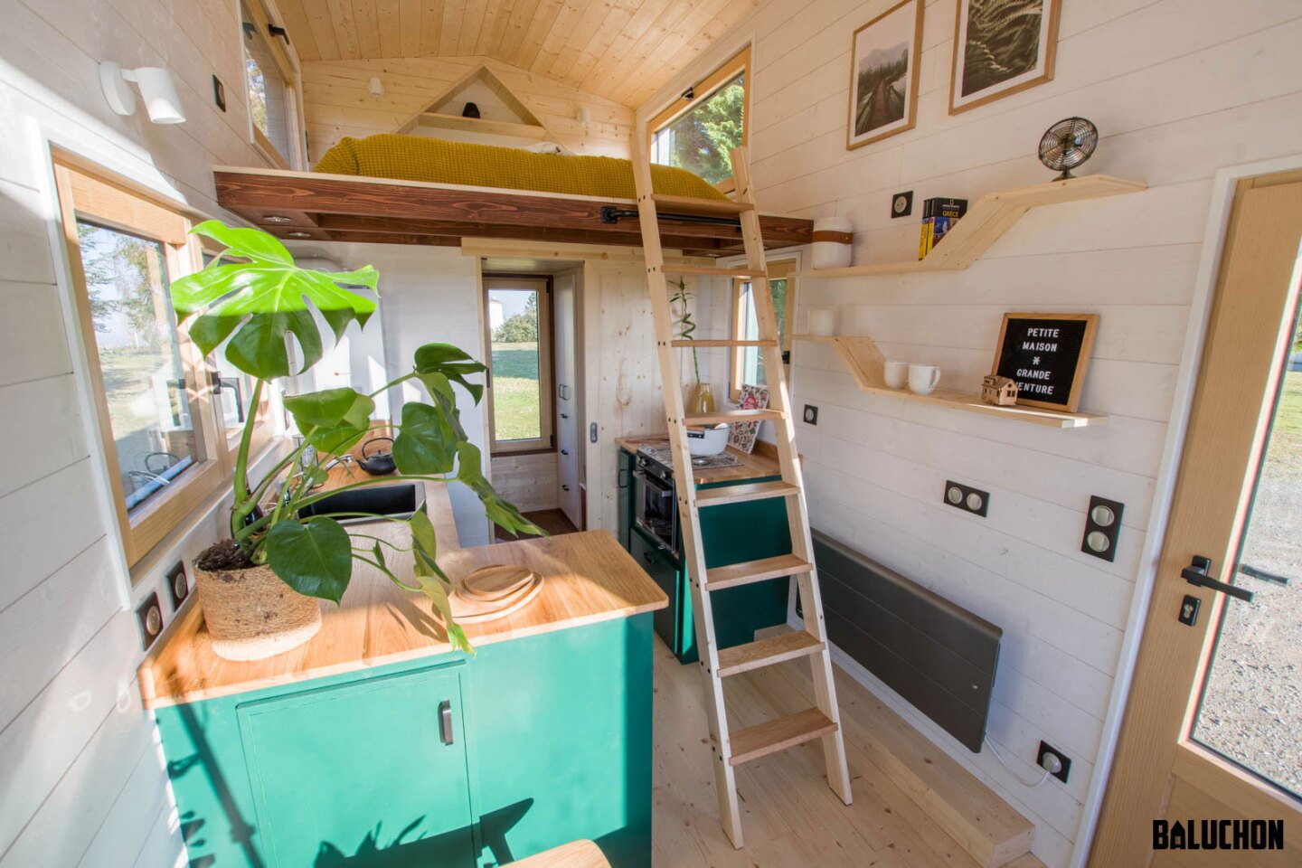 cuisine et mezzanine tiny house Baluchon