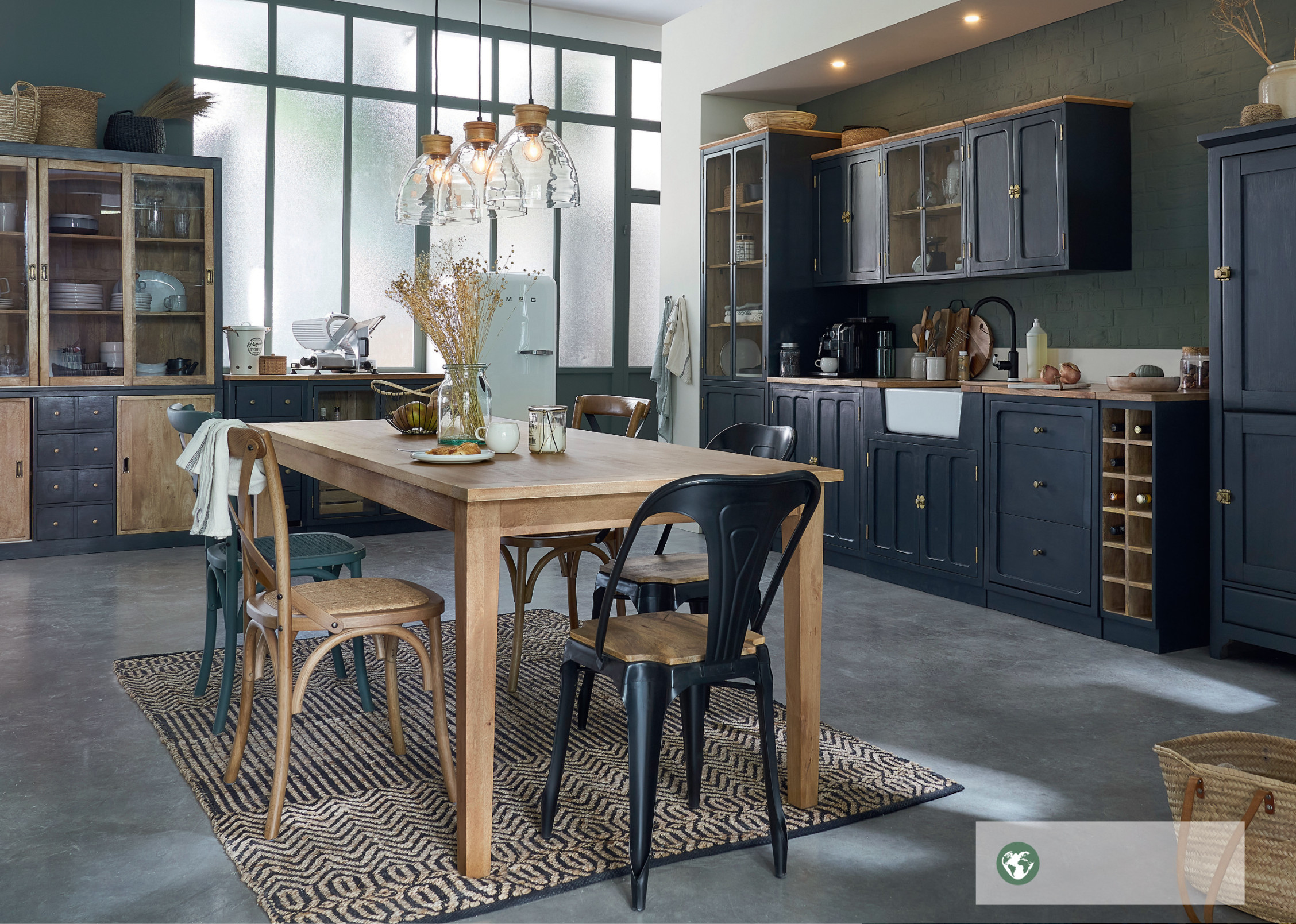 cuisine gris dans loft Maisons du Monde 2022