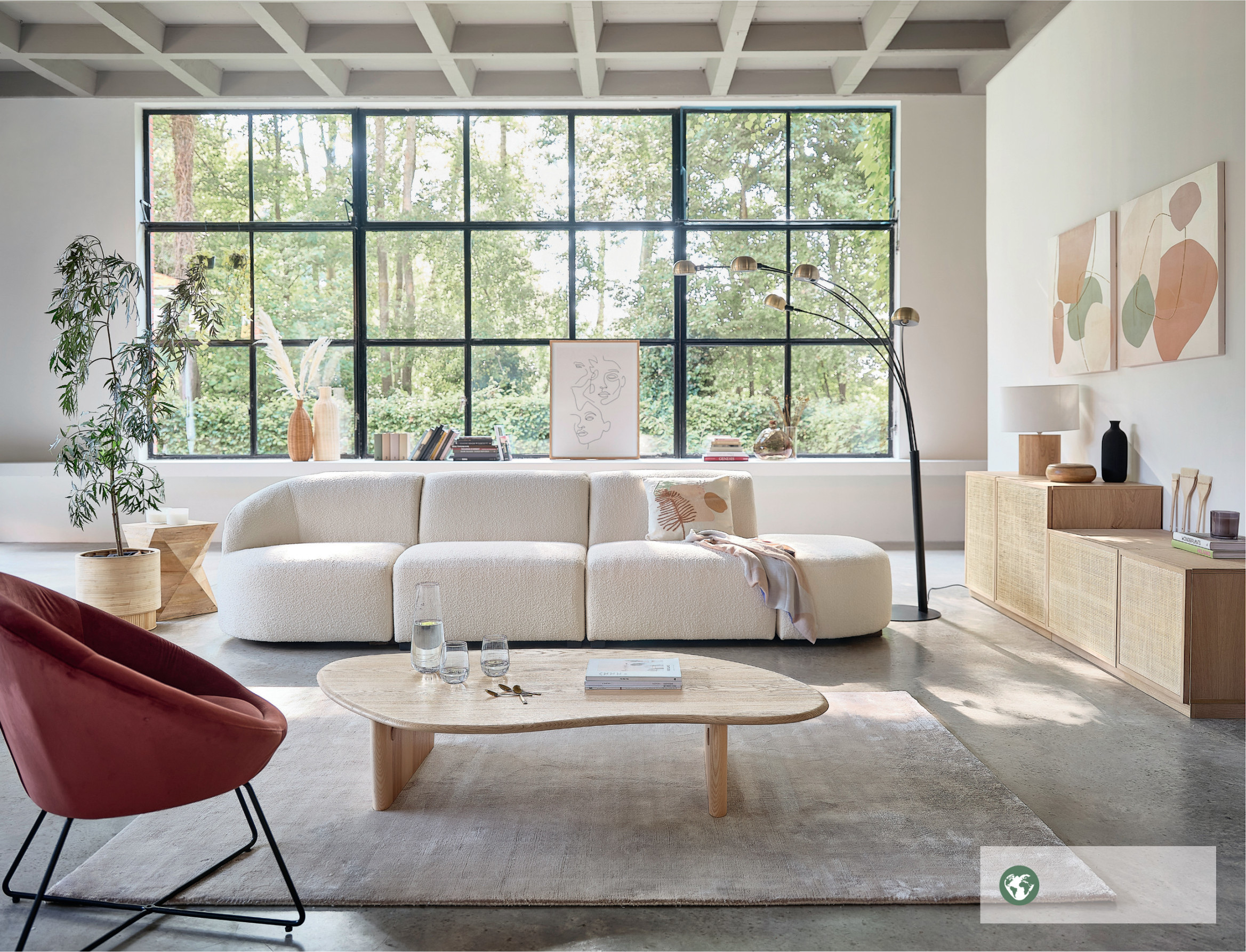salon contemporain avec fenêtre verrière