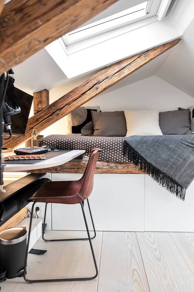 chambre dans combles avec poutres décoration design