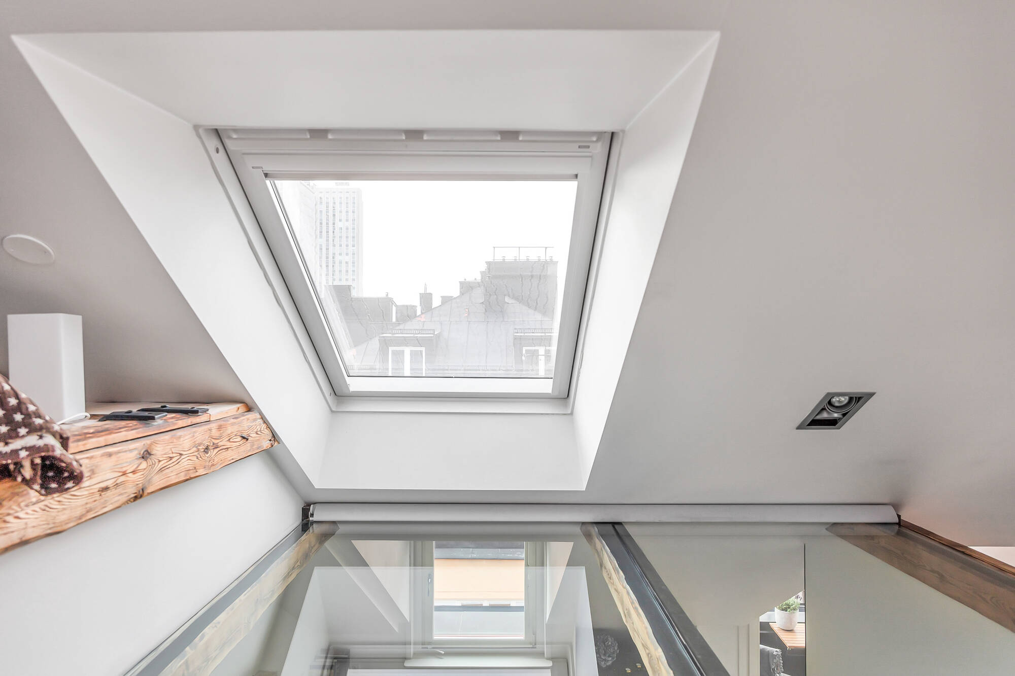 chambre sous combles avec puit de lumière