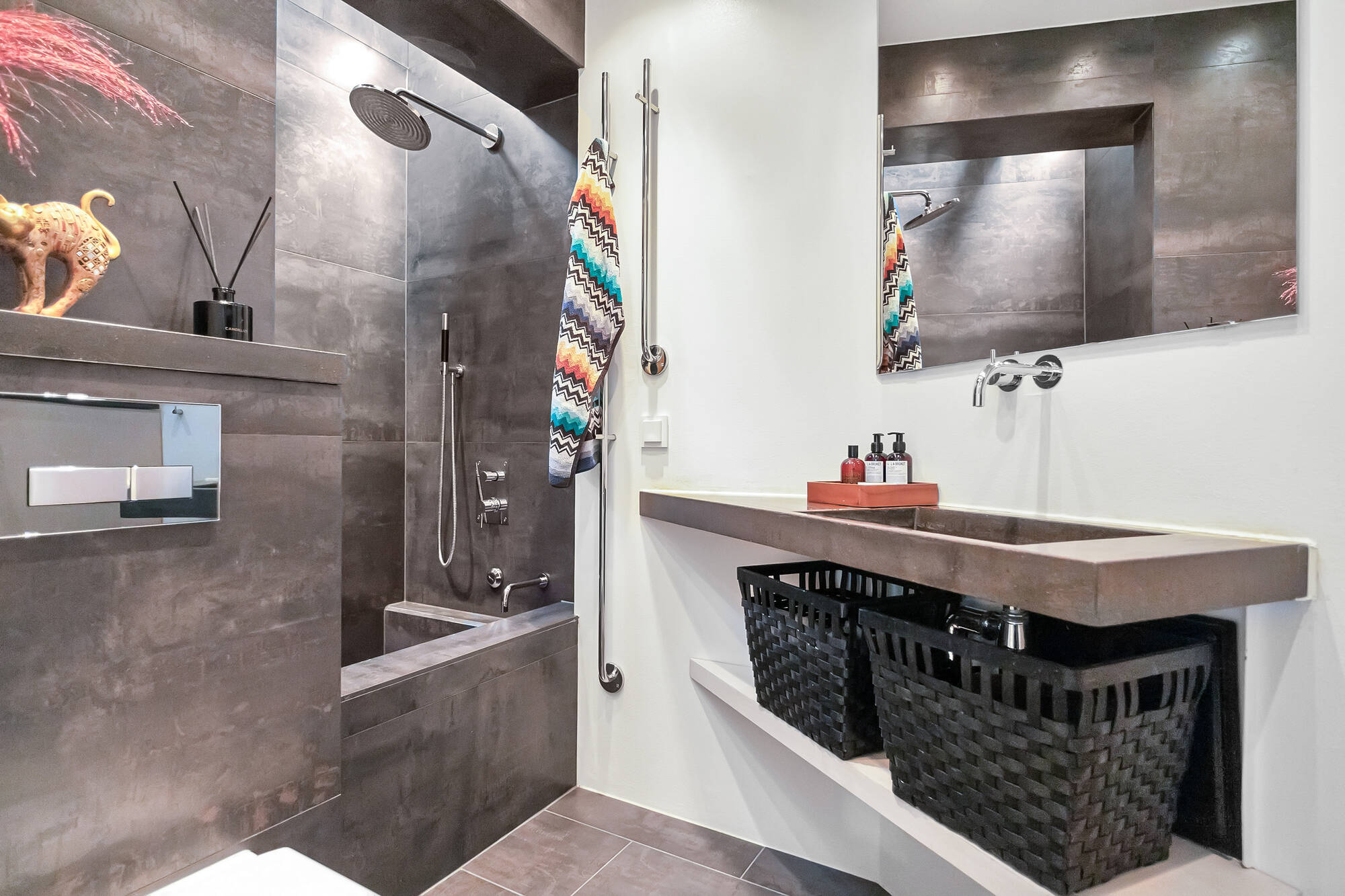 salle de bain grise décoration design