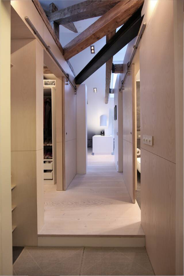 entrée appartement au plafond de verre