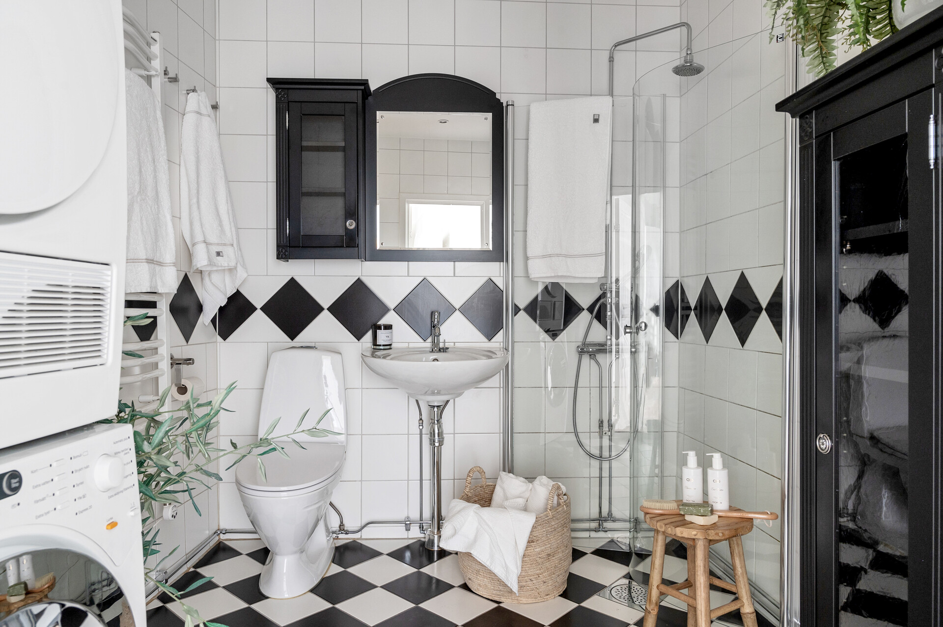 salle de bain sol à damier noir et blanc salle de bain sol à damier noir et blanc
