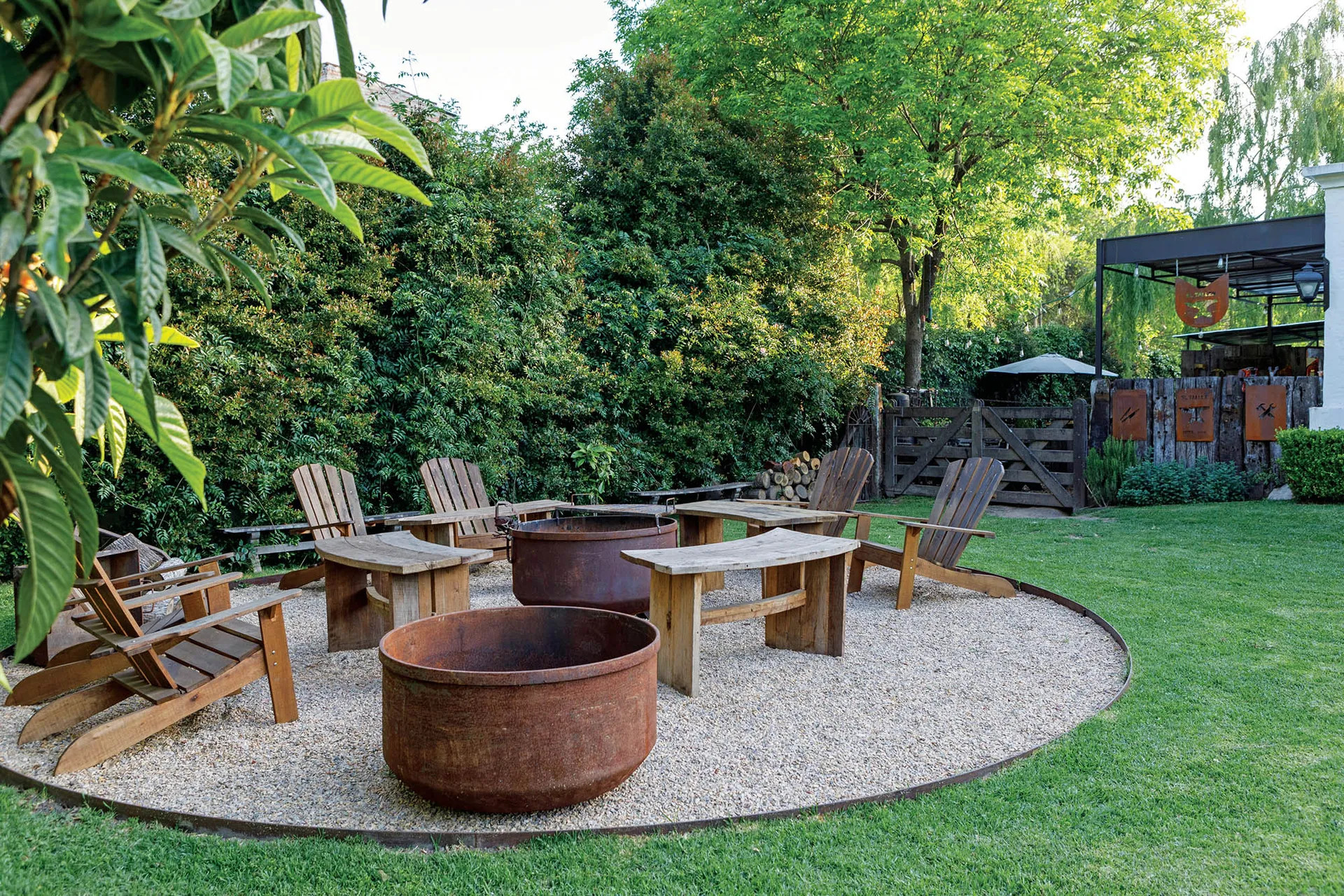 jardin avec fauteuils adirondack jardin avec fauteuils adirondack