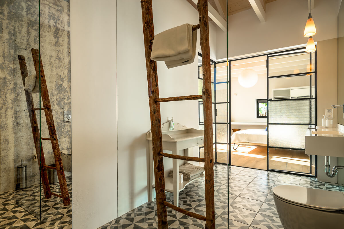 salle de bain avec verrière et carreaux de ciment salle de bain avec verrière et carreaux de ciment