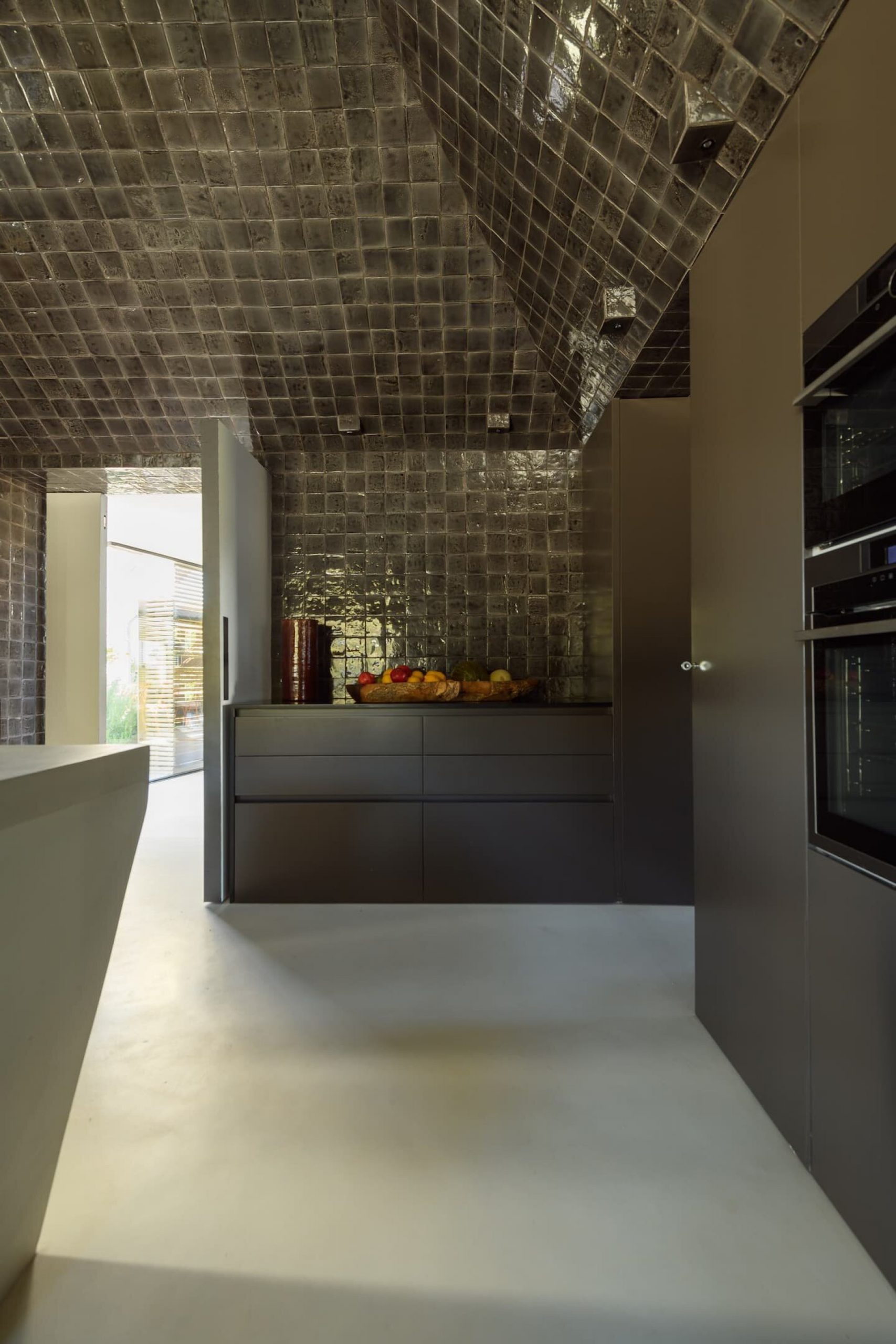 cuisine avec plafond zelliges noires