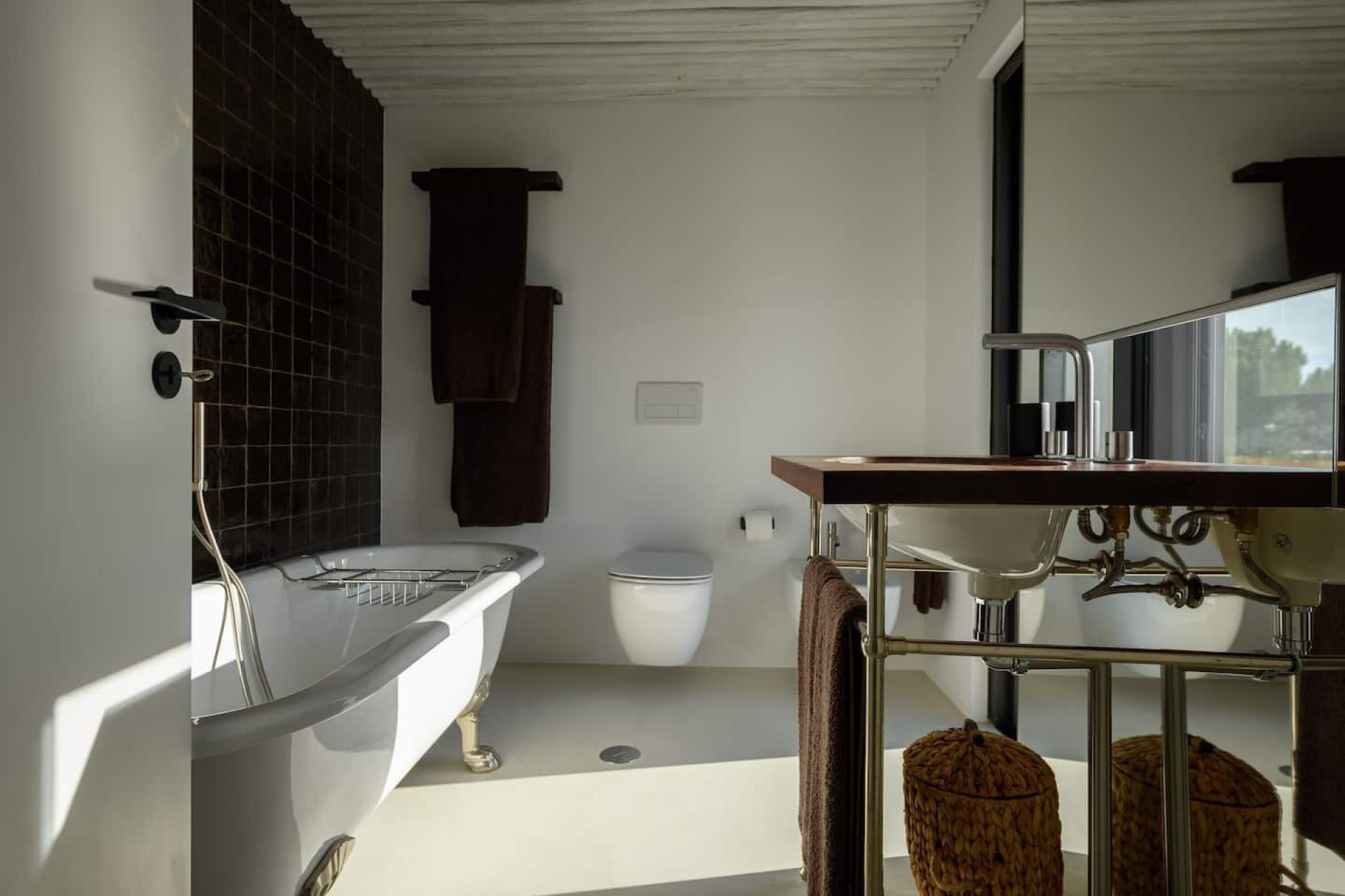 salle de bain avec baignoire sur pied