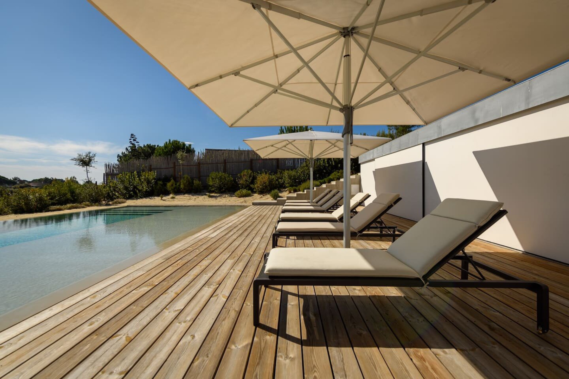 piscine avec plage bois