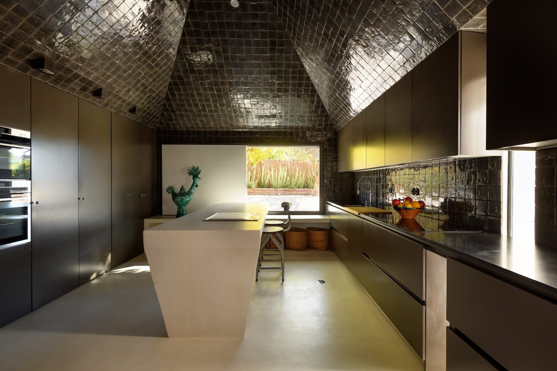 cuisine avec plafond zelliges noires
