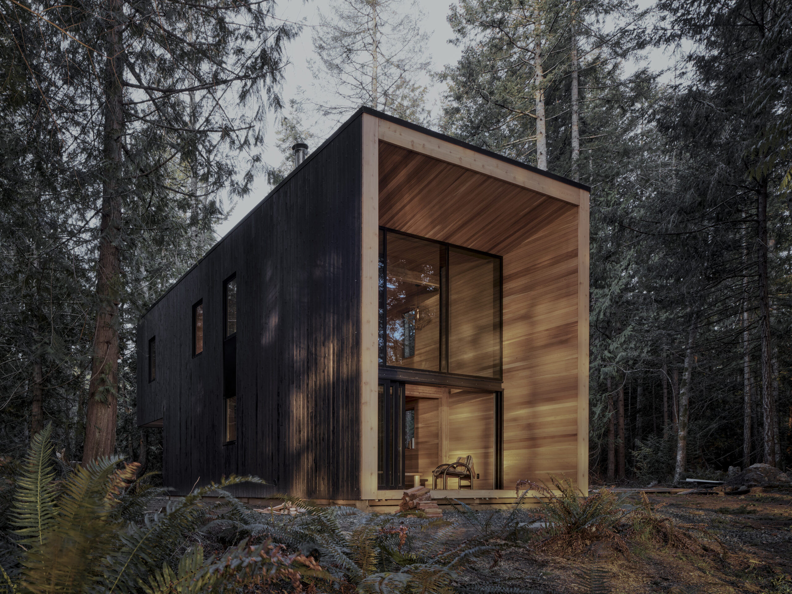 Une cabane design dans la nature en Colombie Britannique