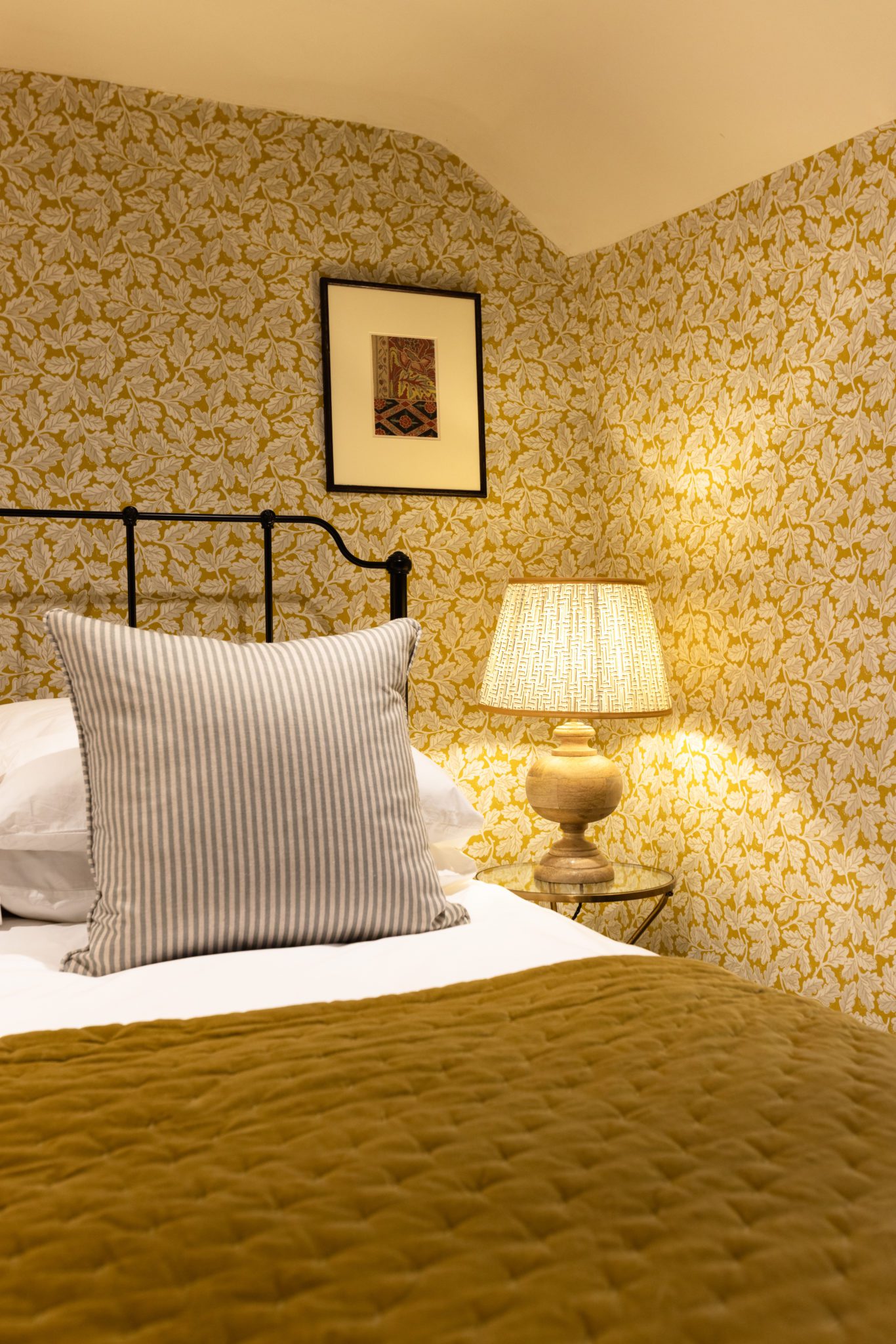 chambre rustique avec lit métal