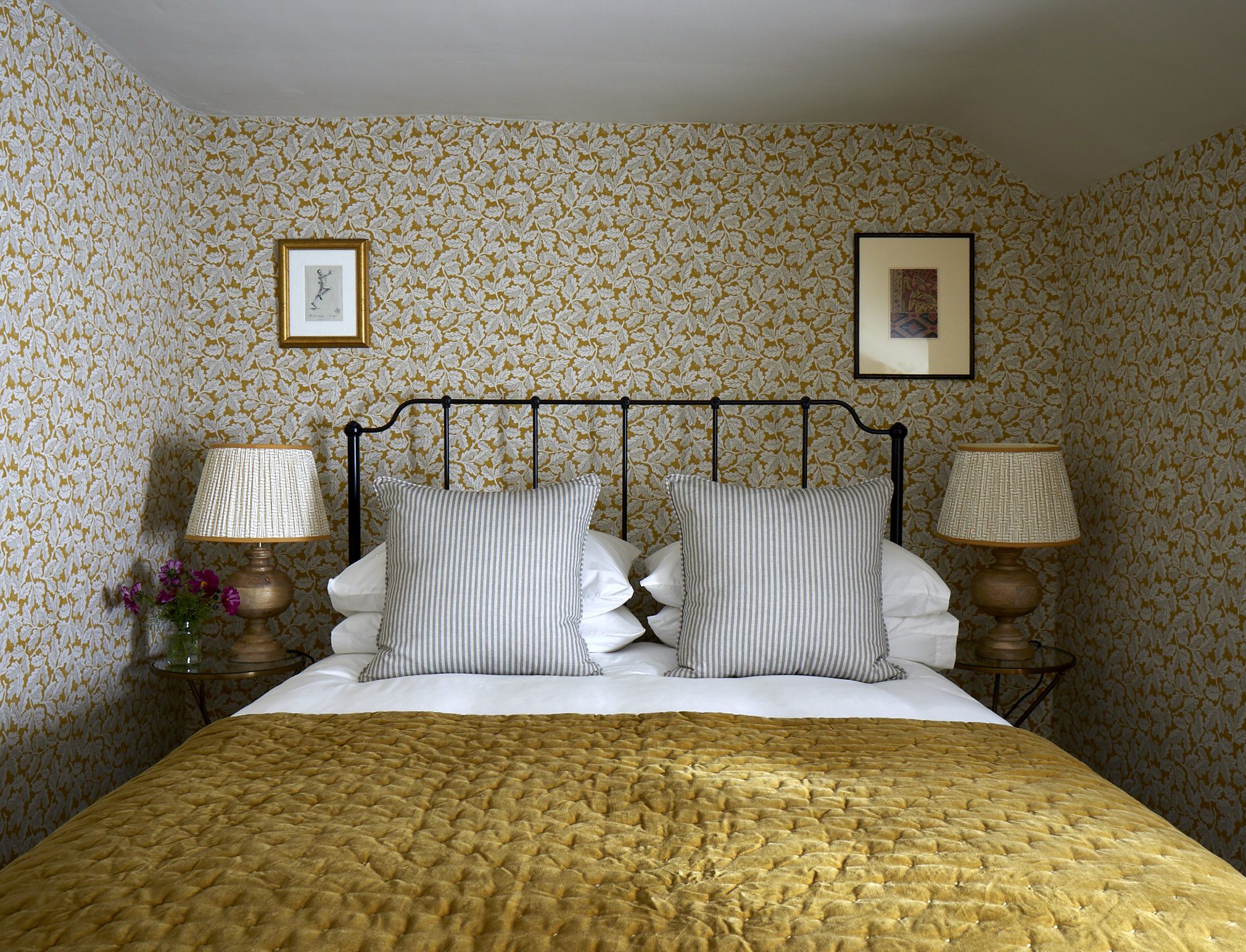 chambre rustique avec lit métal