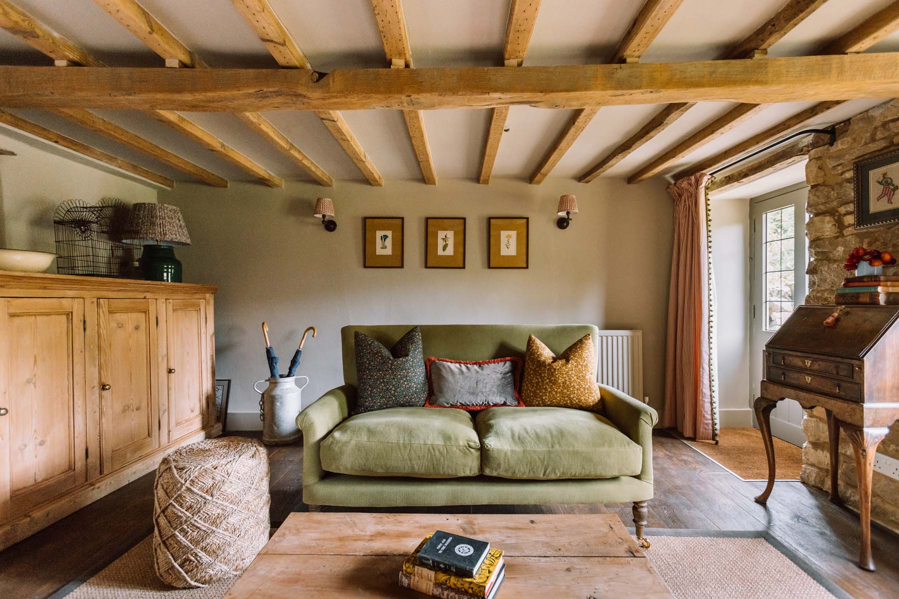 salon avec poutres cottage anglais