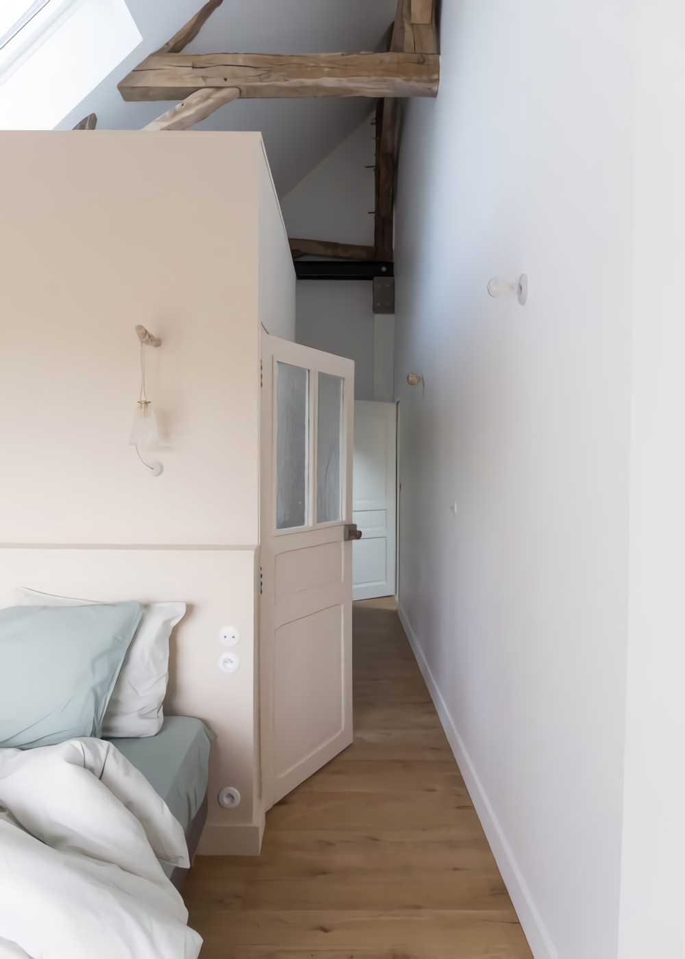 chambre avec poutres grange rénovée