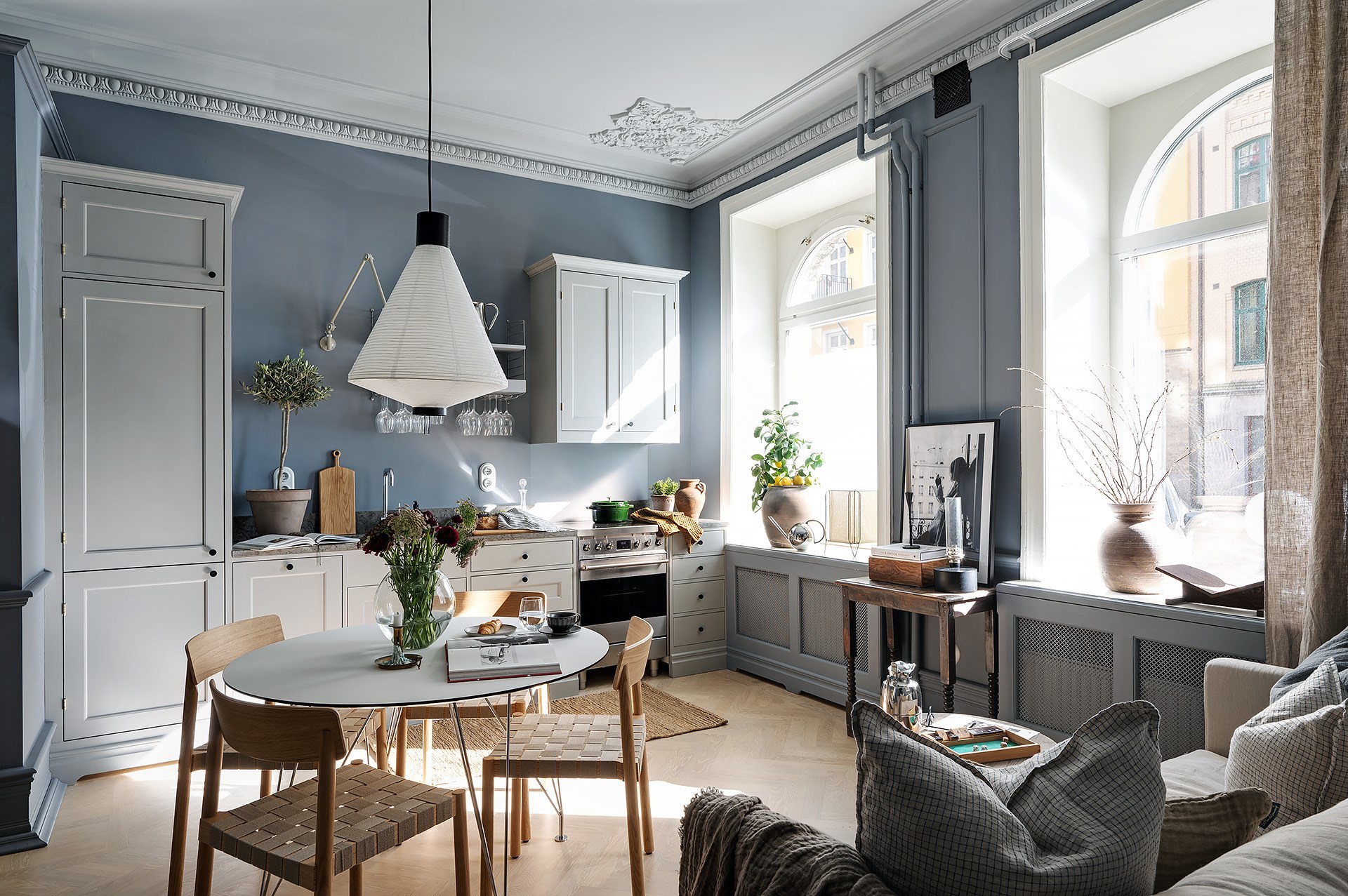 salon avec cuisine ouverte appartement décoration bleue salon avec cuisine ouverte appartement décoration bleue