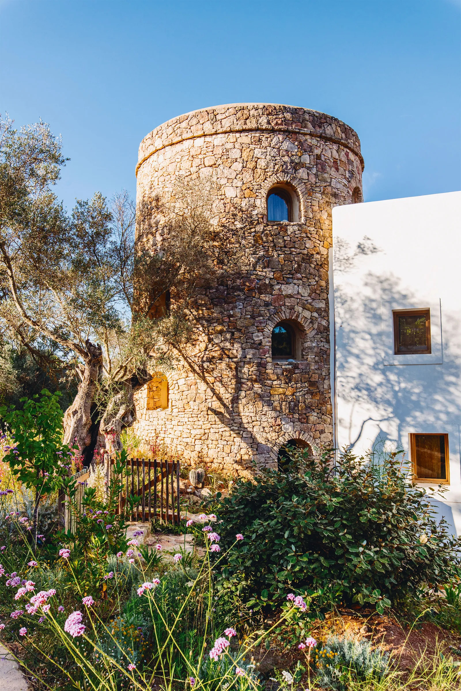 tour de guet maison en pierres rénovée