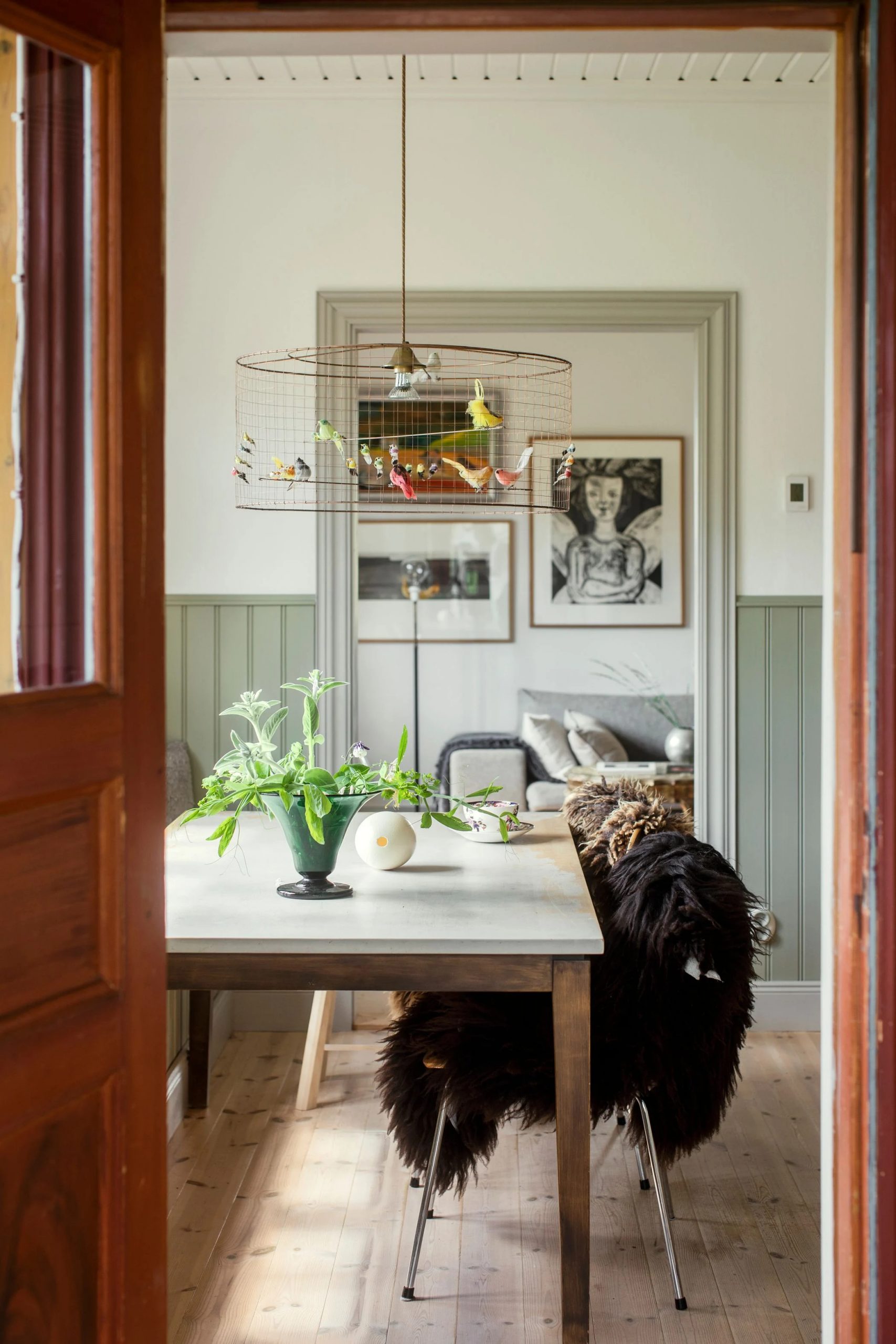 salle à manger avec suspension oiseaux