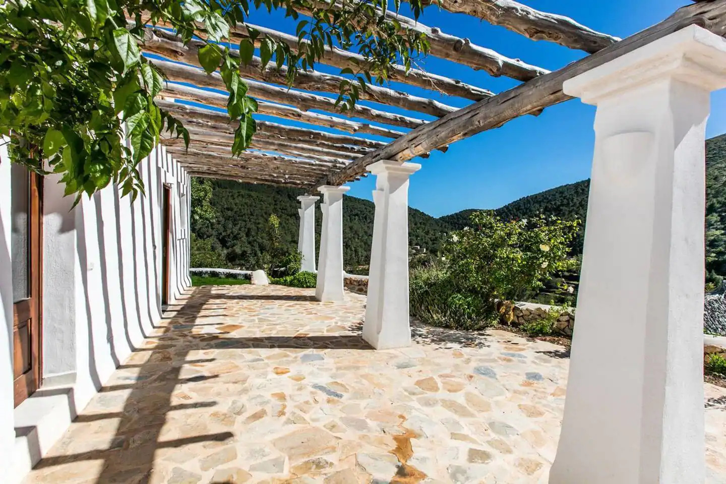 pergola bois maison rénovée en pierres pergola bois maison rénovée en pierres
