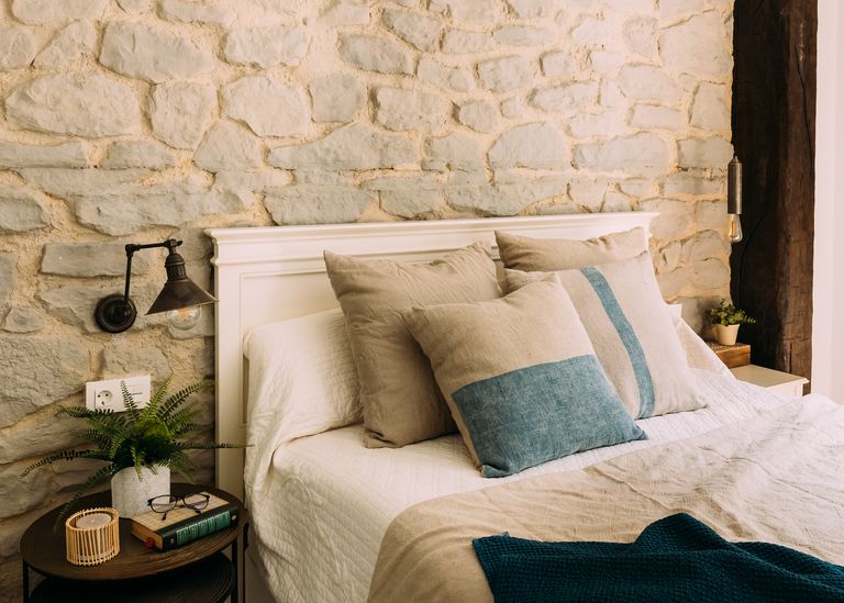 chambre avec mur pierre maison rénovée chambre avec mur pierre maison rénovée