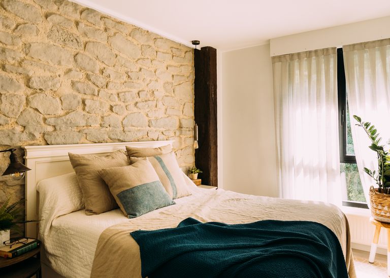chambre avec mur pierres maison rénovée chambre avec mur pierres maison rénovée