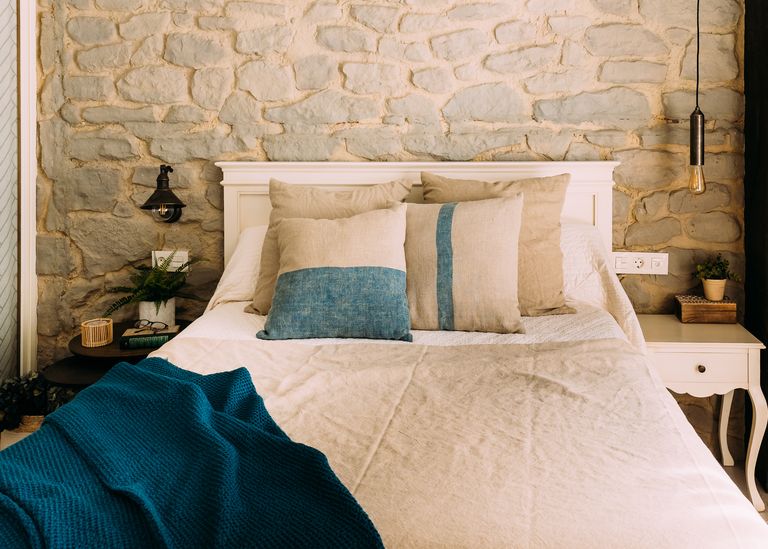 chambre avec mur pierres maison rénovée chambre avec mur pierres maison rénovée
