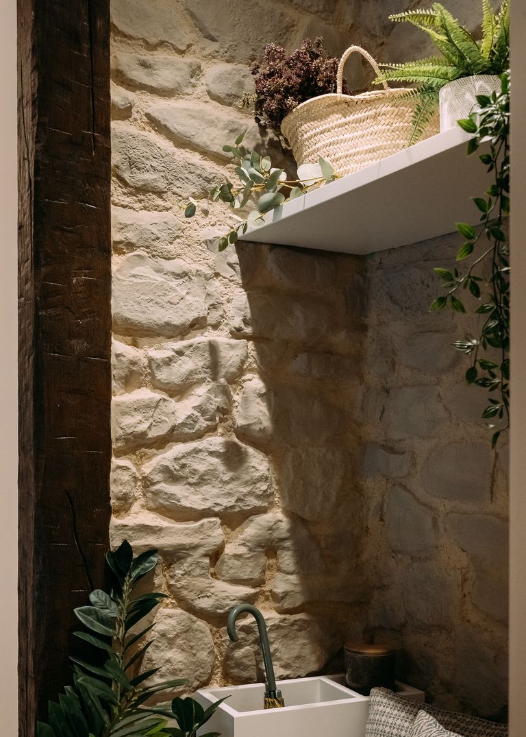 couloir mur pierres maison rénovée couloir mur pierres maison rénovée