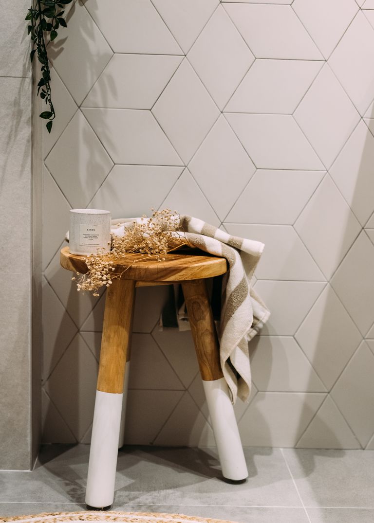 tabouret bois dans salle de bain tabouret bois dans salle de bain
