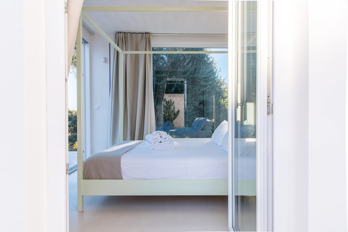 chambre avec lit à baldaquin design maison contemporaine
