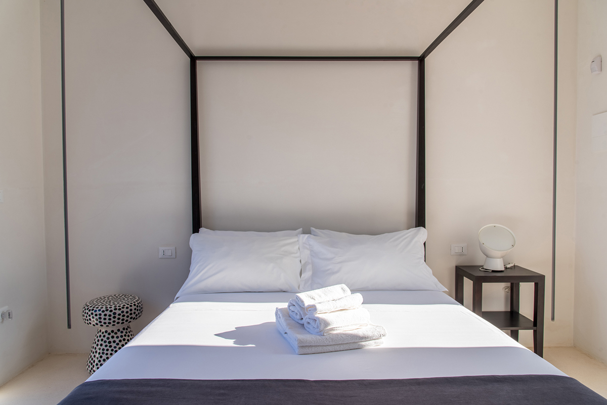 chambre avec lit à baldaquin métal design