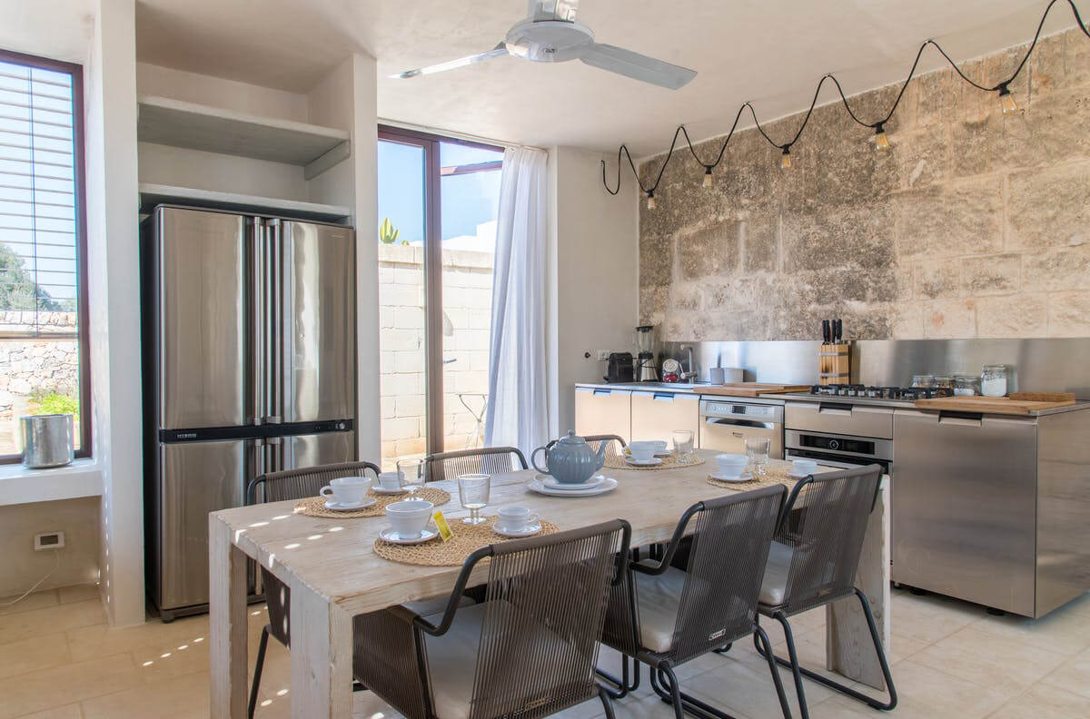 cuisine design avec mur de pierres maison contemporaine