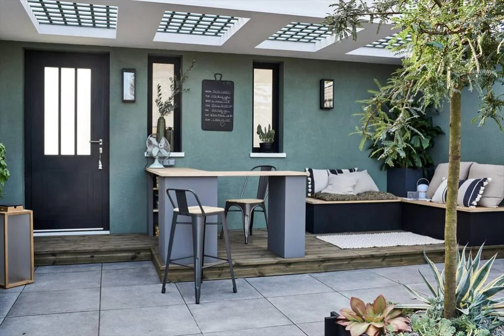 terrasse aménagée avec espace bureau