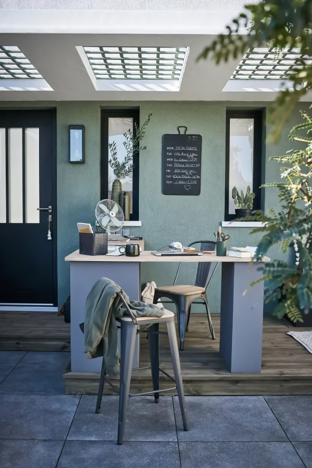 terrasse aménagée avec espace bureau