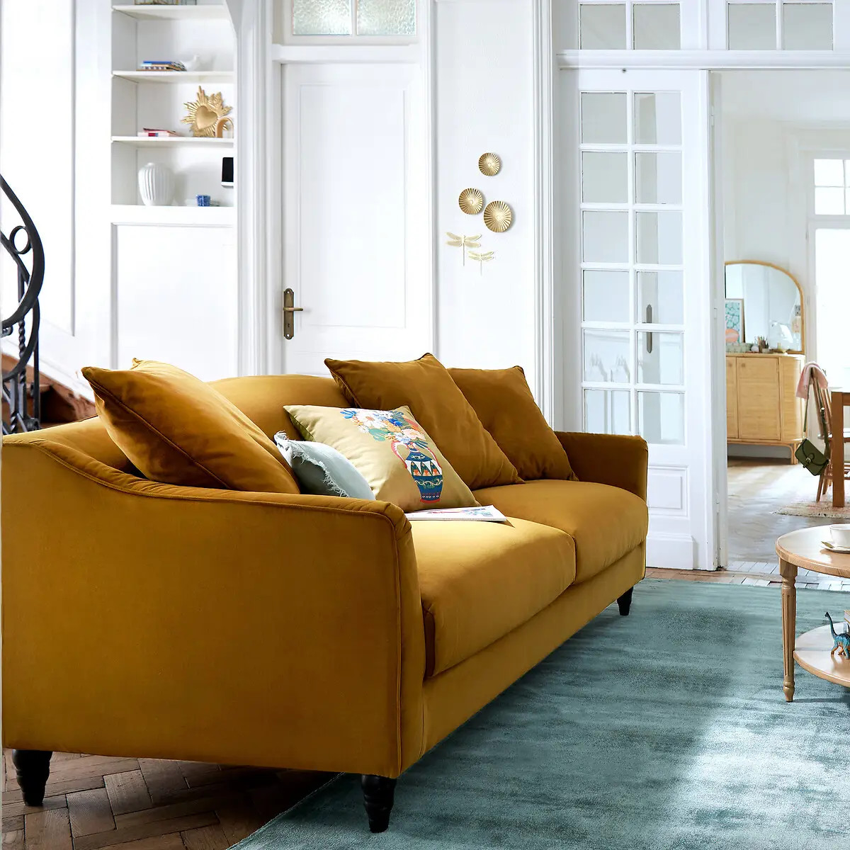 salon avec canapé jaune velours
