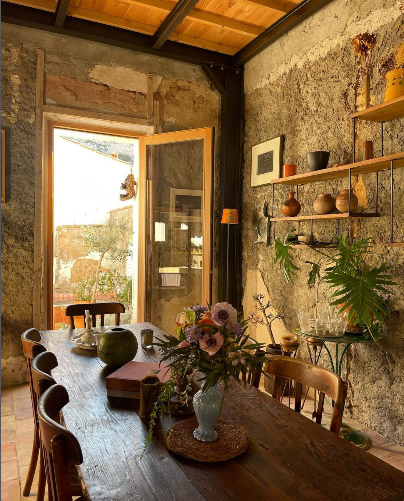 salle à manger petite maison calanque Marseille salle à manger petite maison calanque Marseille