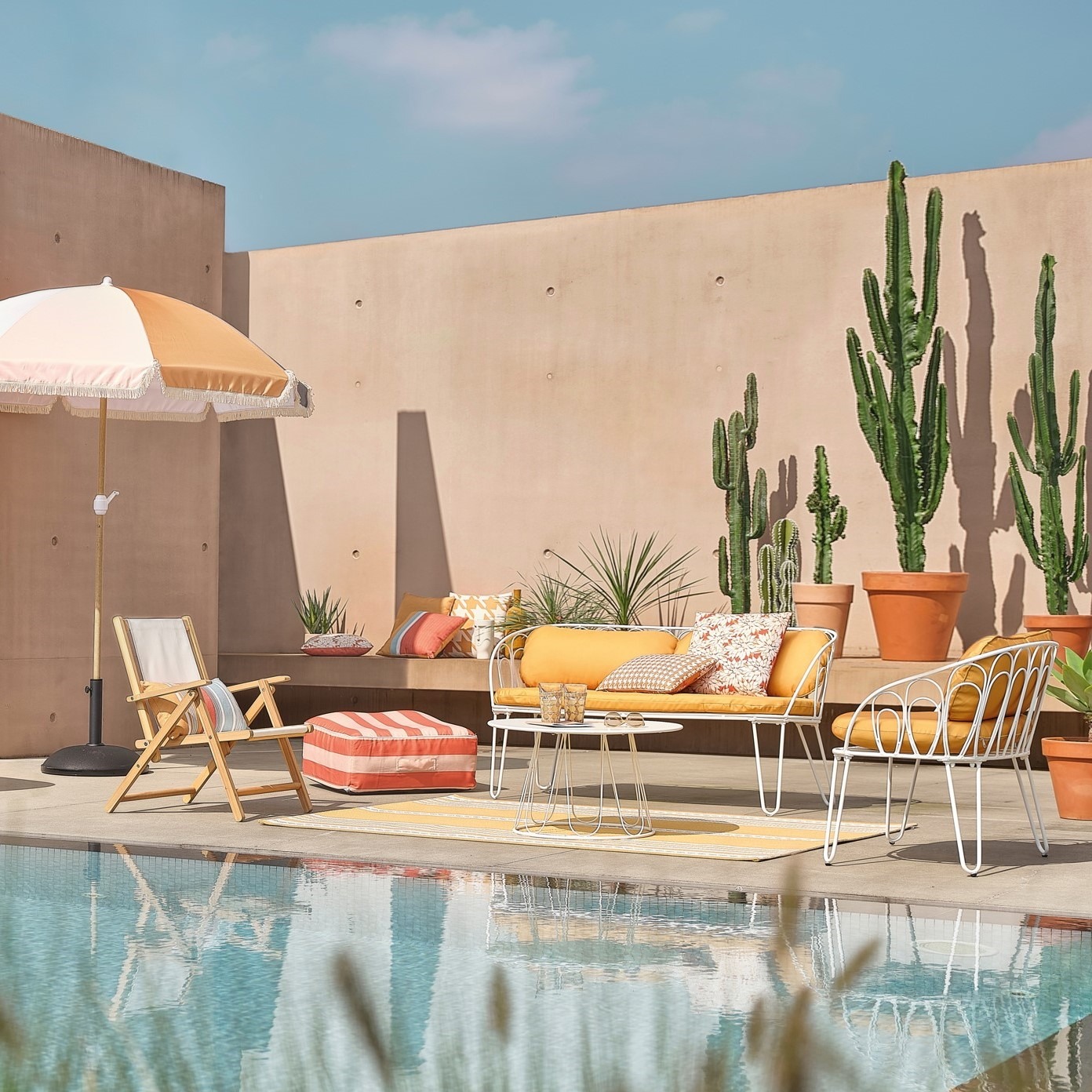 terrasse décoration colorée avec piscine