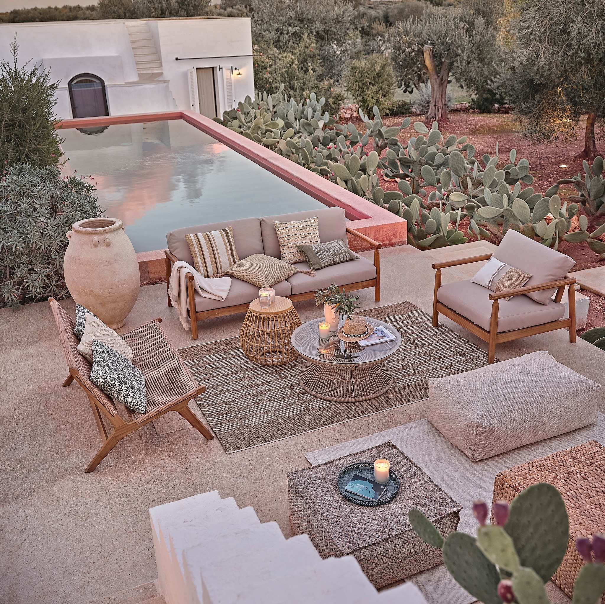 terrasse en terre cuite avec piscine
