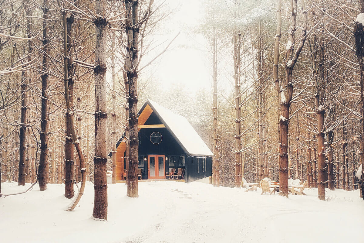 façade maison en bois dans la neige façade maison en bois dans la neige