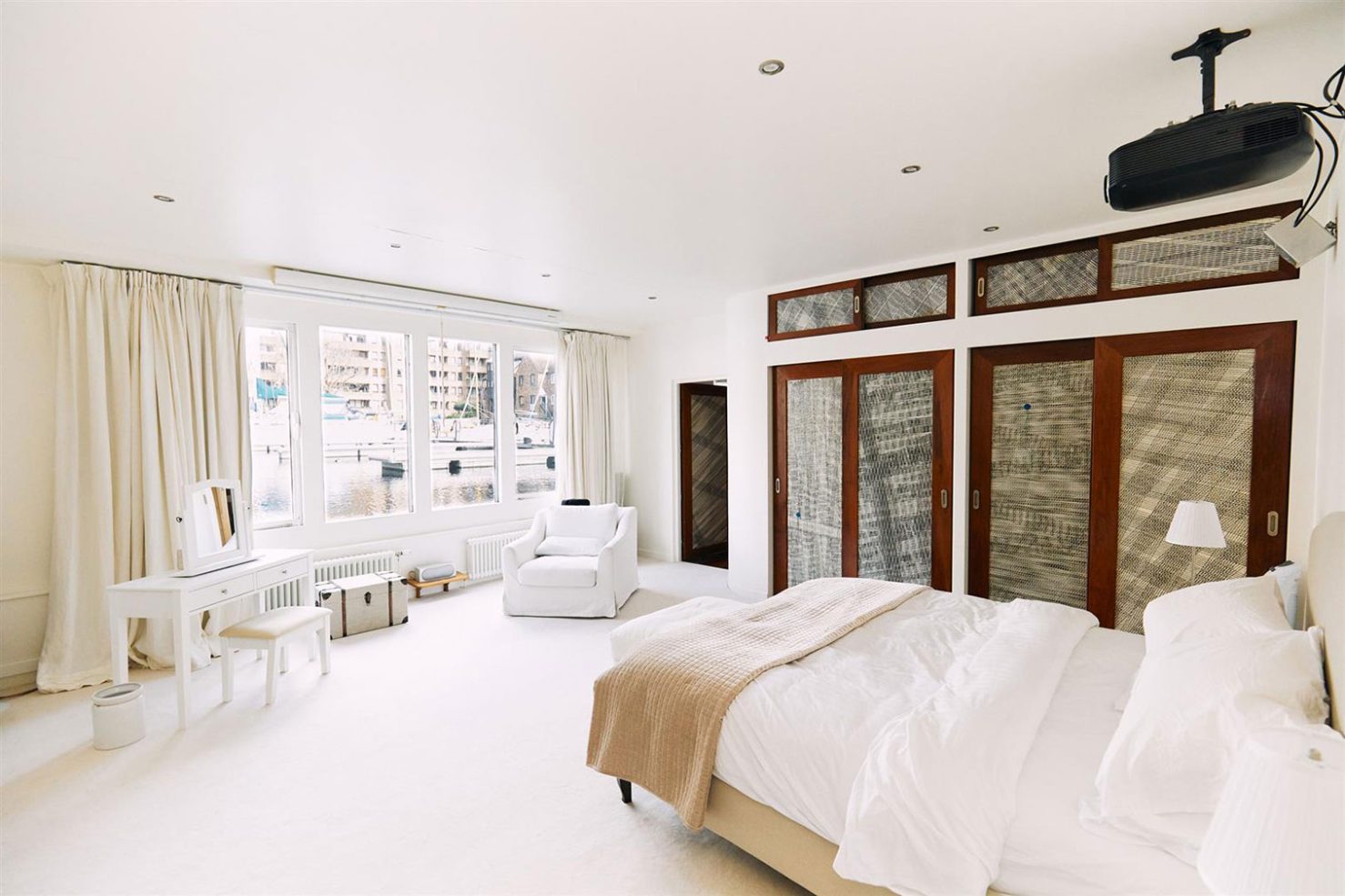 chambre décoration blanche et bois