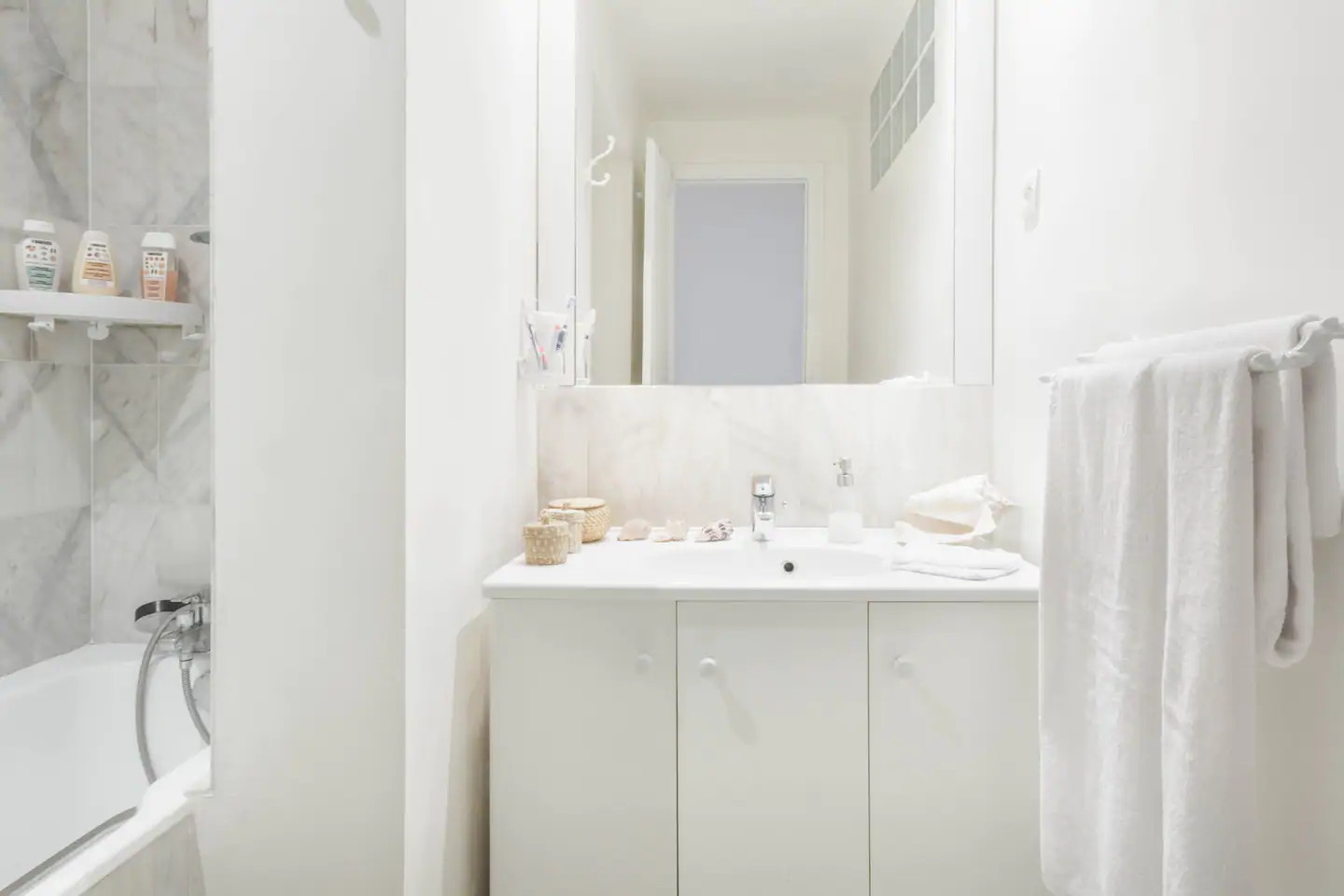 salle de bain blanche