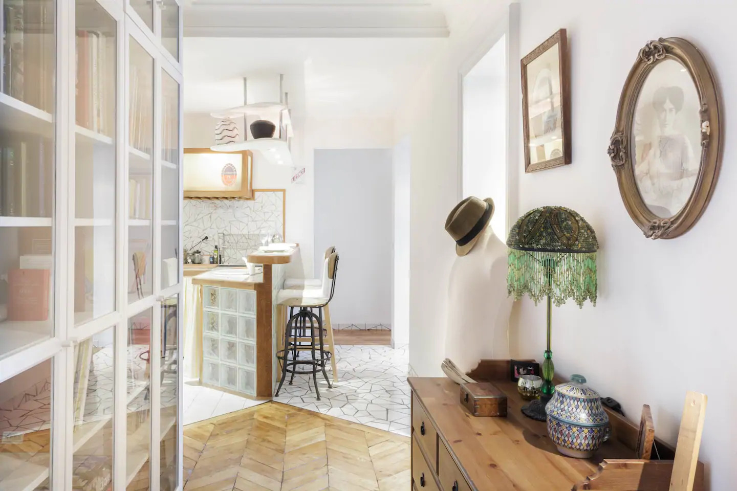 couloir avec vitrine