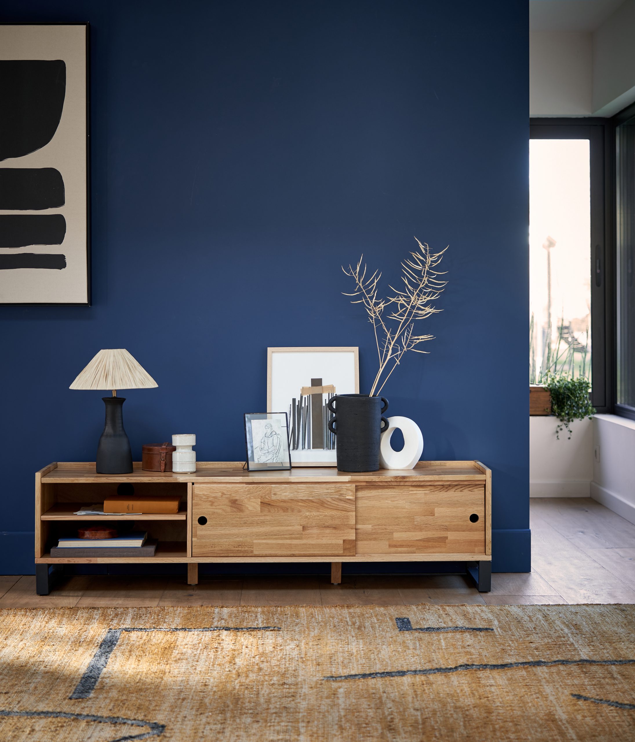 salon avec mur bleu