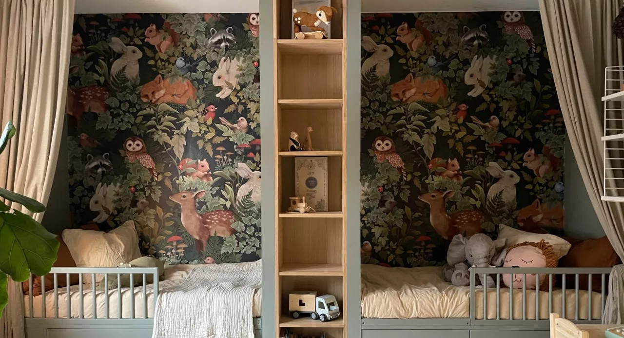 chambre d chambre d'enfant avec papier-peint