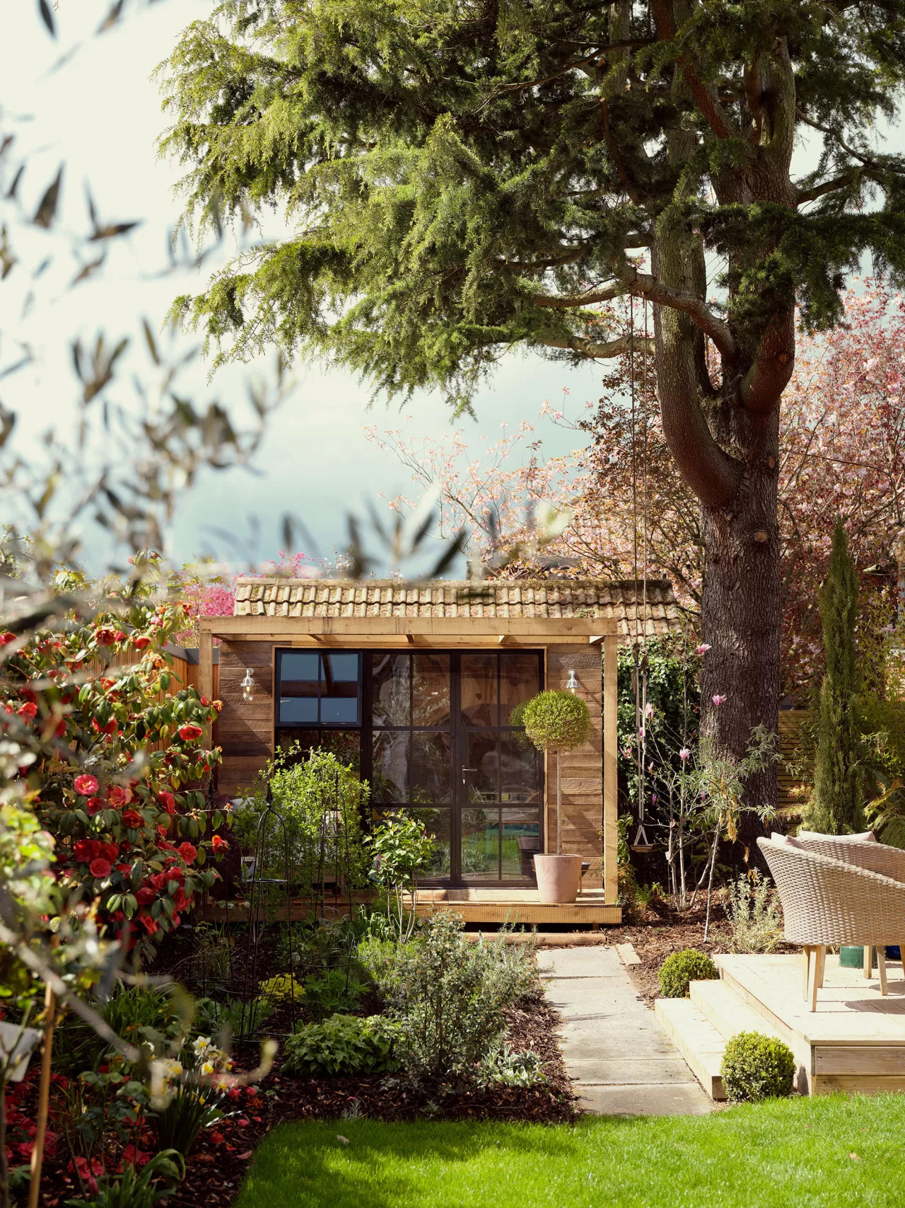 mini maison en bois dans jardin mini maison en bois dans jardin