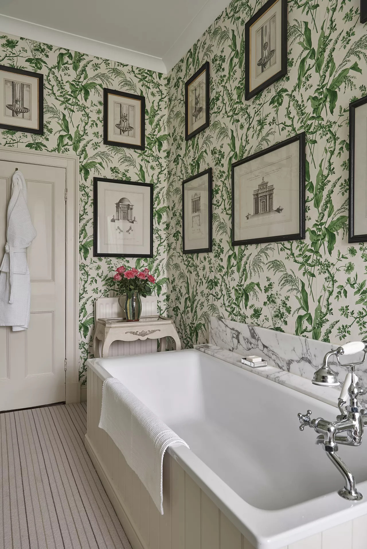 salle de bain avec papier-peint exotique salle de bain avec papier-peint exotique
