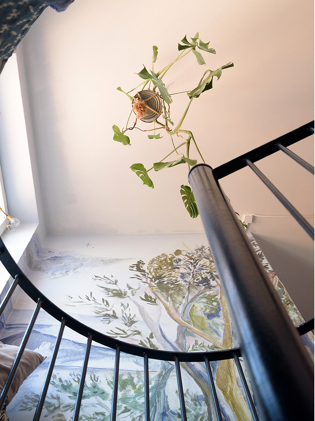 escalier avec fresque murale
