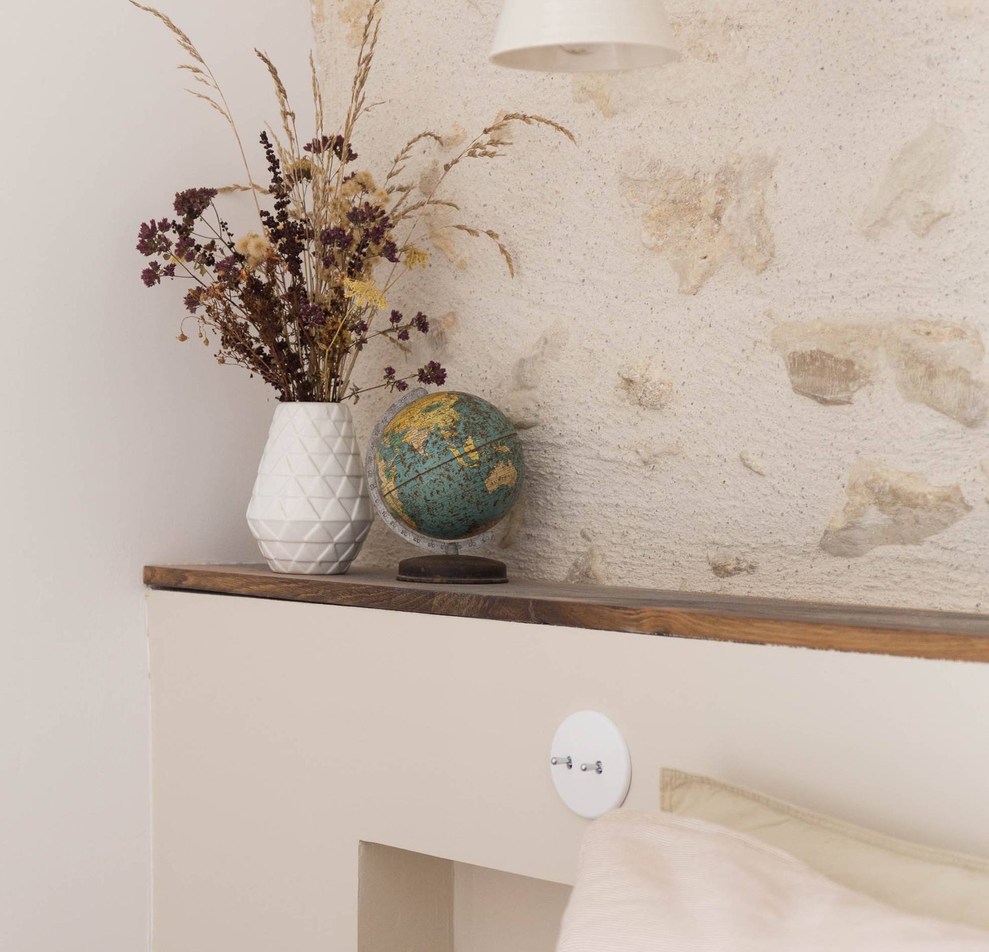 chambre avec mur de pierres grange rénovée